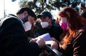 Firmas de ejemplares y puerta a puerta: quiénes están tras la campaña Chile Vota Informado y el intenso despliegue de Boric y sus ministros