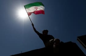 Irán amenaza con atacar intereses de países vecinos que respalden la ofensiva económica de EE.UU.