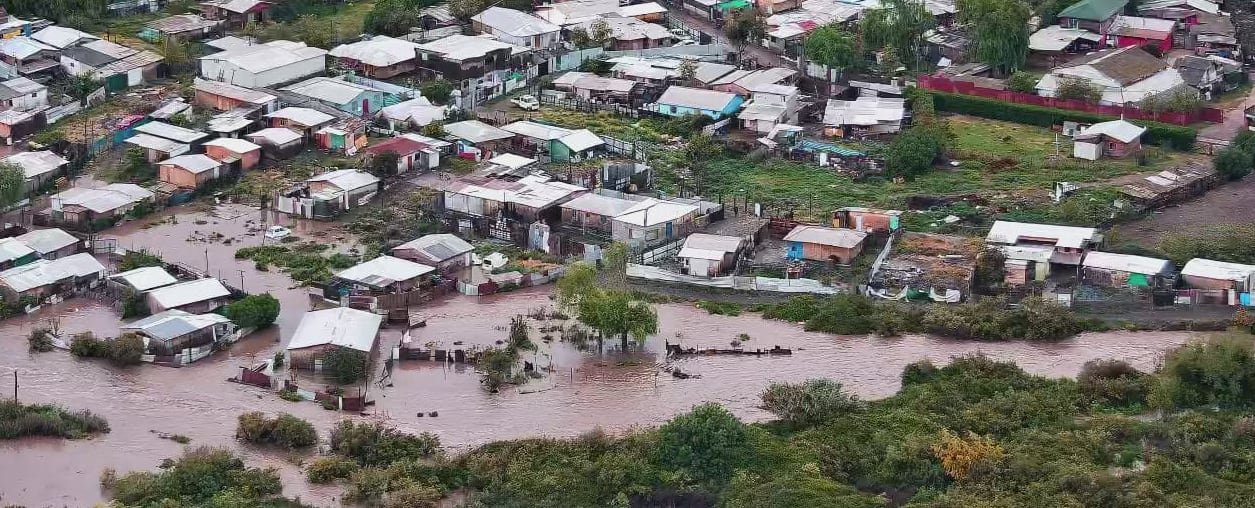 Región Metropolitana registra el octubre más lluvioso de la historia y sufre el desborde del río Mapocho en Talagante