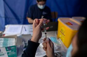 Investigaciones de exportación: New England Journal y The Lancet destacaron en 2021 el aporte de la ciencia chilena en el estudio de vacunas