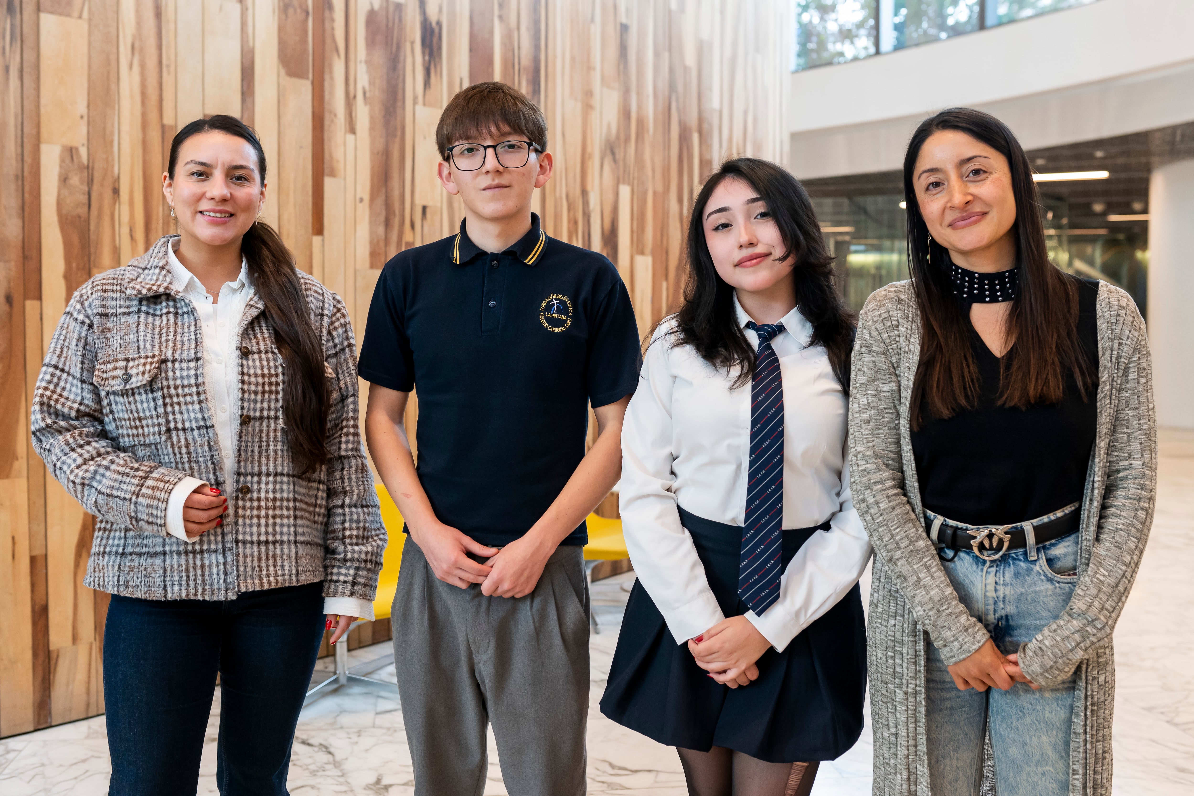 Olivia Abarzúa, encargada de Sostenibilidad y Vinculación de Fundación Belén Educa; Isaac Pulgar, estudiante del Colegio Cardenal José María Caro; Gabriela Concha, estudiante del Colegio Cardenal Raúl Silva Henríquez y Karina Cofré, encargada de Relaciones Institucionales de Fundación Belén Educa.