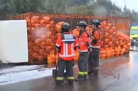 Camión con cilindros de gas vuelca en Viña del Mar: hay dos personas lesionadas y alta congestión