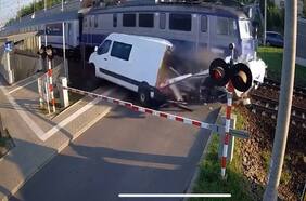 Milagrosa salvada de conductor: tren impacta a una camioneta en cruce ferroviario