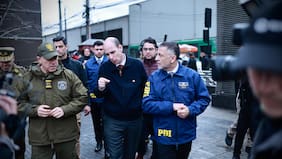 Ministro Arrau encabeza operativo policial por comercio ilegal y control migratorio en Estación Central: hay más de 40 detenidos