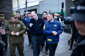 Ministro Arrau encabeza operativo policial por comercio ilegal y control migratorio en Estación Central: hay más de 40 detenidos