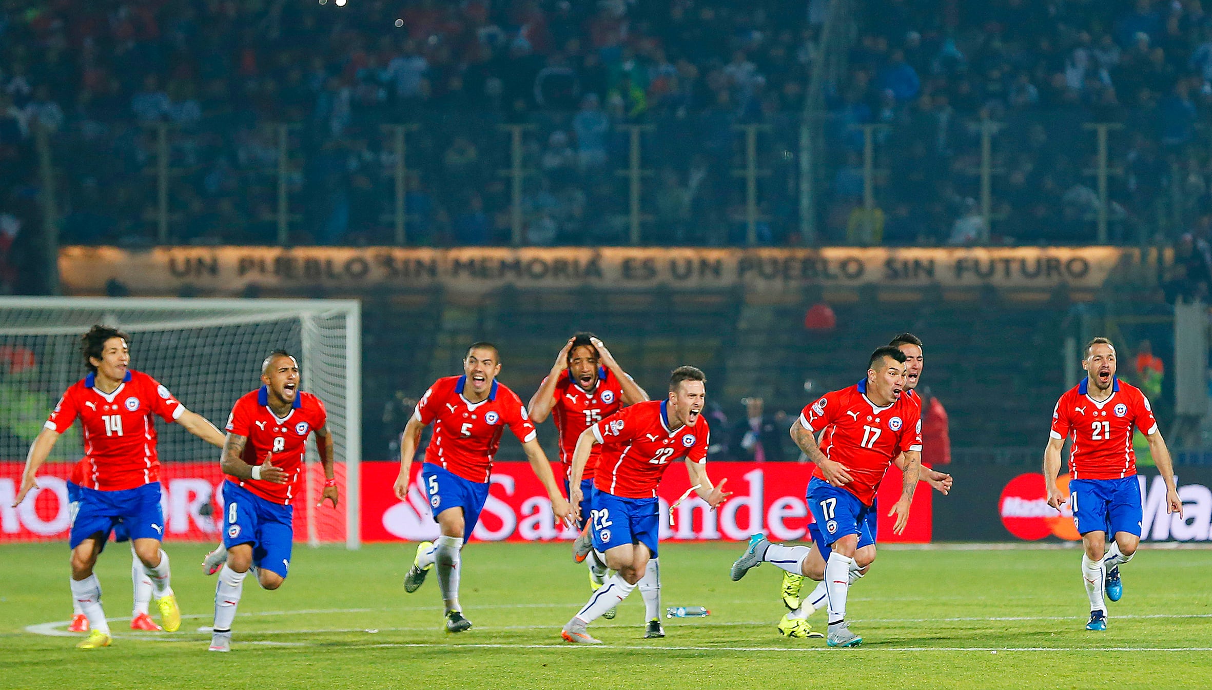 Jugadores de Chile celebran la obtención de la Copa América 2015. Foto: Rodrigo Saenz /AGENCIAUNO