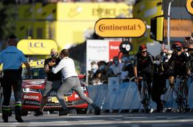 Una llegada extraña: líderes abrazados y acompañados por un fanático