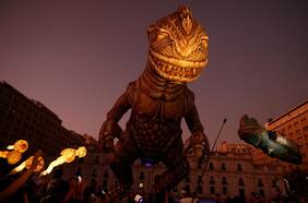 El dinosaurio volador de Teatro a Mil se pasea por Santiago: estas son las comunas a las que llegará