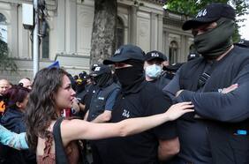 Parlamento de Georgia levanta el veto presidencial y aprueba polémica ley de agentes extranjeros