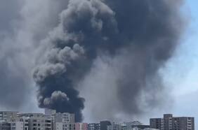 Incendio afecta empresa de plásticos en San Joaquín: alcalde Labra asegura que el siniestro está controlado