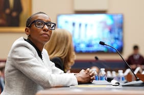 Por qué Harvard y Penn tomaron caminos diferentes con sus rectoras