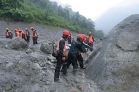 Nepal: Rescatistas perforan túneles para llegar a más de 900 trabajadores hidroeléctricos desaparecidos