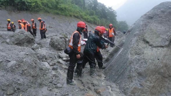 Cómo los túneles hidroeléctricos se convirtieron en refugio para los trabajadores atrapados en Nepal