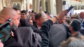 Captan tenso momento tras debate: guardia golpeó a hombre que le dio un palmetazo a Kaiser