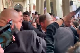 Tenso momento tras debate presidencial: guardia golpeó a hombre que le dio un palmetazo a Kaiser