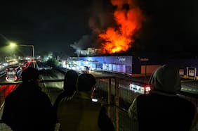 Controlan incendio en frigorífico de Buin: se pidió evacuar casi 100 casas y hay pérdida total del recinto