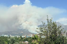 Así se ve el incendio forestal en San Carlos de Apoquindo desde distintos puntos de Santiago