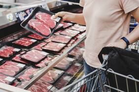 Microplásticos en proteínas como la carne de vacuno, el pollo y el tofu: las preocupantes conclusiones de un nuevo estudio