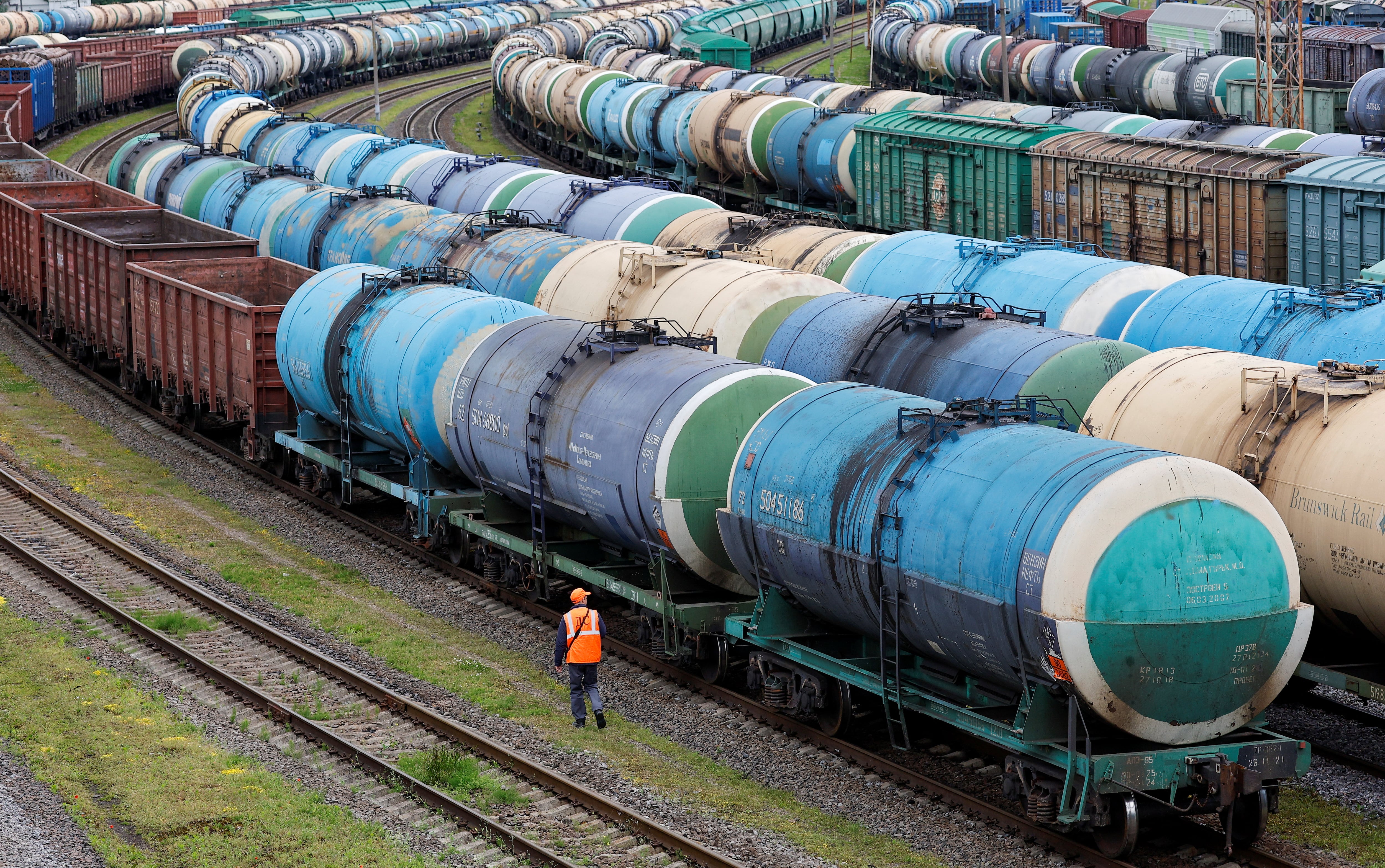 Un empleado ferroviario camina cerca de vagones de carga en Kaliningrado, Rusia, el 21 de junio de 2022.