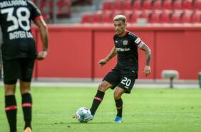 De capitán y goleador: Aránguiz es figura en aplastante victoria del Leverkusen