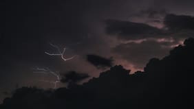 DMC emite aviso por “posibles tormentas eléctricas” para seis regiones de la zona centro-sur del país