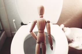 Sentado o de pie: ¿cuál es la mejor manera de orinar?