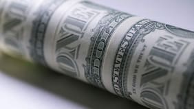 El dólar cae en medio de los sorpresivos datos de Imacec de diciembre