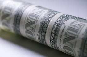 El dólar cae en medio de los sorpresivos datos de Imacec de diciembre