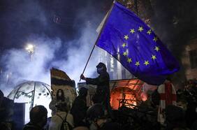 Al menos diez agentes heridos y más de un centenar de detenidos en otra noche de protestas contra el gobierno en Georgia