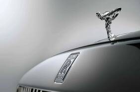Rolls-Royce pone el freno a su electrificación total y mantendrá motores V12