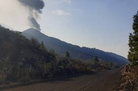 Volcán de islas Canarias vuelve a escupir ceniza tras una breve pausa