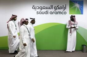 Las utilidades del gigante petrolero Aramco se derrumban en el primer trimestre