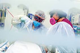 Hospitalizaciones UCI alcanzan peak en un día con récord de 279 decesos