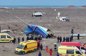 El momento en que un avión de pasajeros se estrella en Kazajistán
