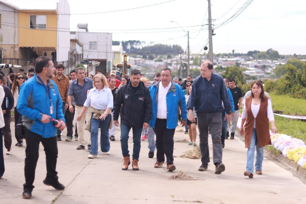 Minvu inicia obras de mitigación por grietas y socavones en viviendas de Arauco y anuncia medidas para los afectados