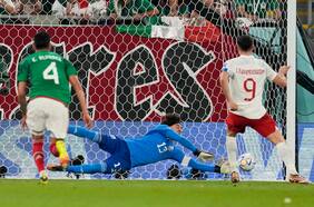 Sigue sin convertir en Mundiales: Lewandowski se transforma en villano al desaprovechar un penal decisivo ante México