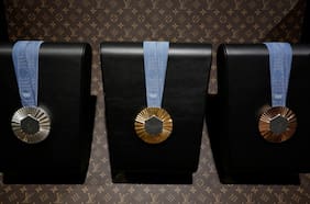 “París 1924″: medallistas olímpicos ironizan con el deplorable estado de las preseas entregadas en Francia