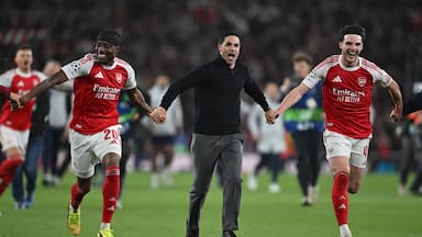 Perros, parlantes y ladrones a pago: el particular estilo de Mikel Arteta, el DT que tiene en lo más alto al Arsenal