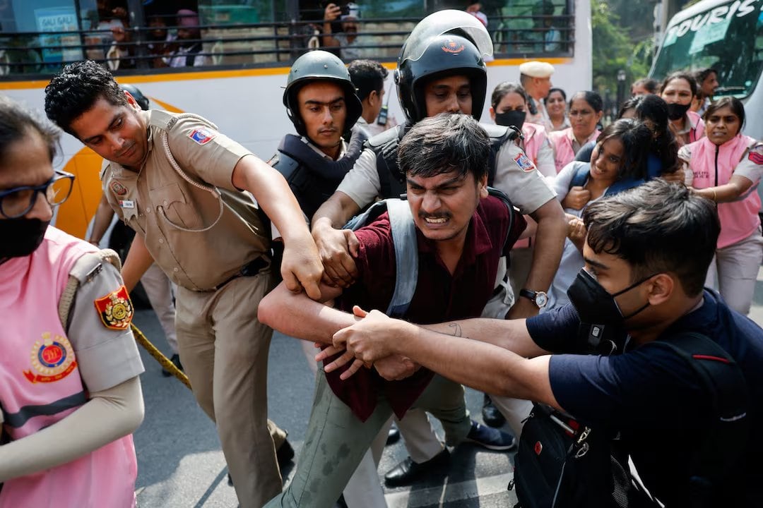Vuelven “Las Cucarachas” a las protestas contra la revisión del padrón electoral en India: más de 500 detenidos