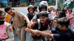 Vuelven “Las Cucarachas” a las protestas contra la revisión del padrón electoral en India: más de 500 detenidos