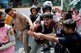 Vuelven “Las Cucarachas” a las protestas contra la revisión del padrón electoral en India: más de 500 detenidos