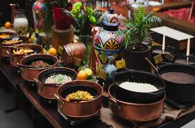 Rubaiyat: el restaurante en Santiago con buffet de feijoada, el plato emblema de Brasil