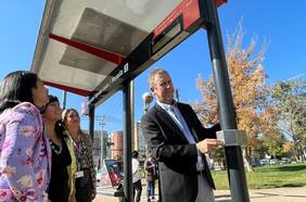 Plan busca mejoramientos en 300 paraderos de micros en la capital: tienen botón de alerta e iluminación con paneles fotovoltaicos