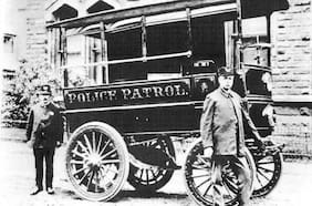 El primer carro policial de la historia era eléctrico: no era rápido ni liviano