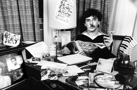 Cuando el mundo tira para abajo: Charly García y la historia de Clics modernos