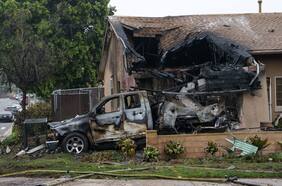 Varios fallecidos tras caída de avioneta en un barrio residencial en California, Estados Unidos