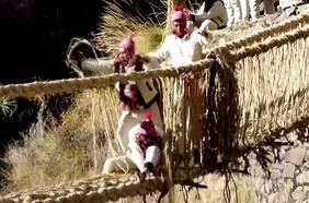 Reconstruyen en Perú un puente de 500 años utilizando ancestral técnica de tejido