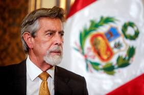 Presidente de Perú cambia a jefe de policía e instala comisión base para iniciar reforma de institución