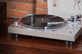 CyberDay: 10 parlantes, soundbars y tornamesas con hasta 40% de descuento