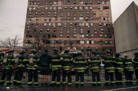 Al menos 19 personas mueren en peor incendio registrado en 30 años en Nueva York